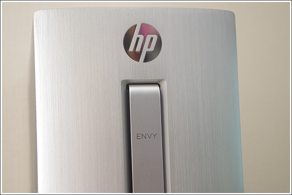 フロントフェイスのヘアライン加工が綺麗な「HP ENVY 750-180jp/CT」