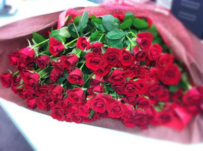 会社に100本の薔薇の花束が届いた！！
