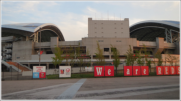 埼玉スタジアム2002の第4グランドでサッカー