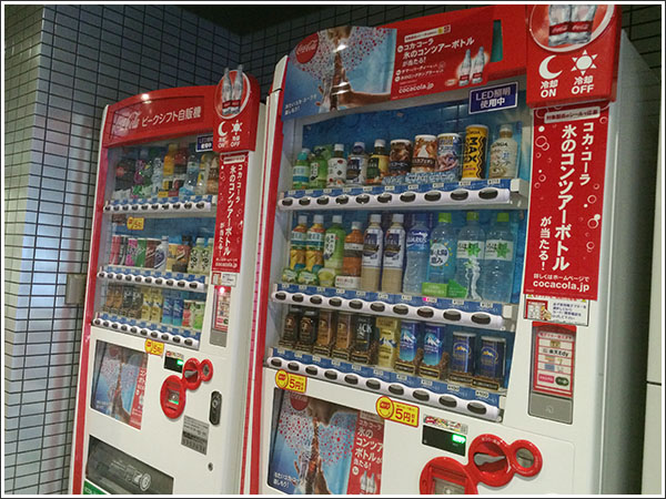 日本コカ･コーラの「ピークシフト自販機」（白）